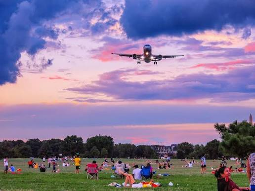 Aircraft approaching DCA over visitors at Gravelly Point